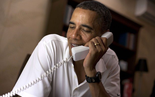 President Barack Obama makes phone calls to 10 American service members stationed around the world from his vacation rental home in Kailua (Dec. 26, 2011).