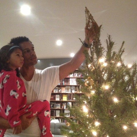 Touré decorating the tree with this little girl.