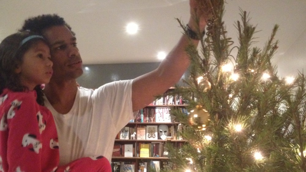 Touré decorating the tree with this little girl.