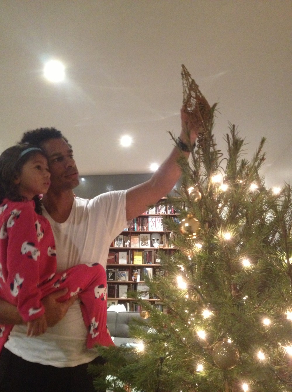 Touré decorating the tree with this little girl.