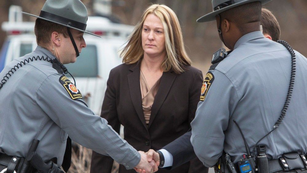 Hummelstown, Pa., Police officer Lisa Mearkle walks into District Judge Lowell A. Witmer's office in West Hanover Twp., March 24, 2015. (Photo by Mark Pynes/PennLive.com/AP)