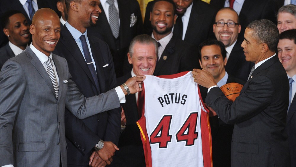 Image: US-POLITICS-NBA-OBAMA-HEAT