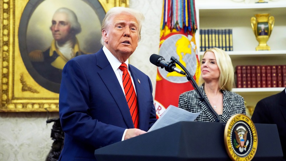 U.S. President Donald Trump and Attorney General Pam Bondi in the Oval Office.