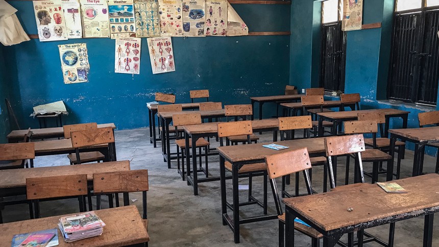 Gunman kidnapped 300 hundred students at St. Mary's Catholic School in in Papiri, Agwarra local government, Niger state, Nigeria.