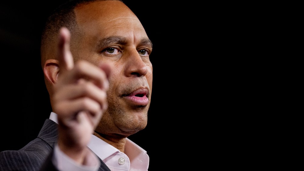 Hakeem Jeffries wags his finger.