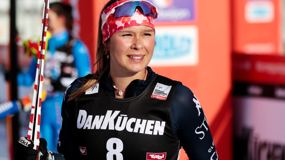 Annika Malacinski smiles with her ski outside.
